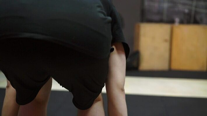 백인 라이프스타일 여자 남자 스포츠 운동화 십자가 신체 근육 실내 건강 한명 사람 성인 운동복 운동 강사 힘 작업 그룹 무게 보디빌딩 보디빌더 연습 클럽 체육관 근육질 리프팅 MOV 해외동영상 클립영상 서양인 직업 1 옷 신발 내부 생활 헬스 몸매 동영상 파일형식