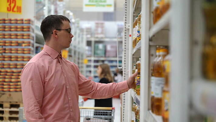 백인 라이프스타일 잡화 남자 컨셉 채소 해바라기 선반 건강 한명 미소 사람 소년 성인 내부 노란색 세일 상점 카트 시장 선택 구매 기름 플라스틱 고객 올리브 모음 소매 짐싸기 슈퍼마켓 4K MOV 해외동영상 클립영상 서양인 1 열매 꽃 어린이 음식 컬러 가구 재질 표정 생활 쇼핑 동영상 파일형식