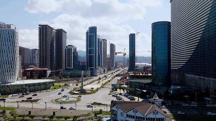 외관 도로 길 여행 건축양식 하늘 호텔 미래 거리 아파트 주택 안테나 파노라마 풍경 사람없음 건물 여름 도시풍경 고층빌딩 도시 센터 도심 분수 휴양지 타운 스카이라인 드론 랜드마크 조지아 4K MOV 해외동영상 클립영상 건축물 계절 건축 컨셉 통신 교통시설 숙소 촬영기법 빌딩 장소 동영상 동유럽 파일형식