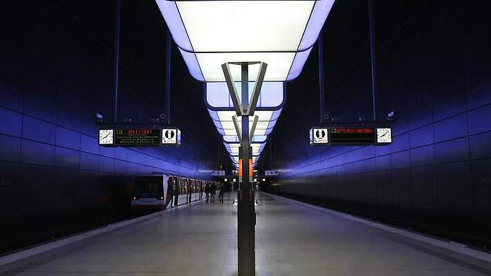 디자인 유럽 선 여행 백그라운드 이동 건축양식 교통시설 유리 미래 독일 사람없음 내부 건물 파란색 빛 사무실 계단 금속 기차 도시 시간 터널 전철 역 아래 속도 에스컬레이터 튜브 지하 일반 빛망울 대칭 함부르크 비어있는 4K MOV 해외동영상 클립영상 건축물 건축 나라 길 육상교통 컬러 교통 컨셉 비즈니스 재질 대중교통 방향 시설 위치 동영상 파일형식