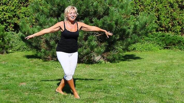 백인 라이프스타일 여자 행복 스포츠 이동 모션 건강 한명 사람 잔디 성인 야외 금발 운동 정원 강사 스트레칭 60대 은퇴 유연 에어로빅 늘이기 MOV 해외동영상 클립영상 서양인 식물 직업 1 헤어스타일 노년 감정 컨셉 생활 춤 동영상 파일형식