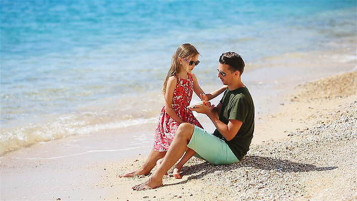 라이프스타일 딸 행복 얼굴 어린이 모래 바다 신체 가족 휴가 건강 미소 야외 두명 여름 태양 맑음 블록 펼침 기쁨 흰색 잡기 아빠 선탠 보호 피부 크림 어깨 로션 돌봄 바디케어 자외선 신청 MOV 해외동영상 클립영상 자연요소 계절 감정 컬러 컨셉 관계 모션 날씨 표정 사람 생활 신체부위 화장품 동영상 파일형식