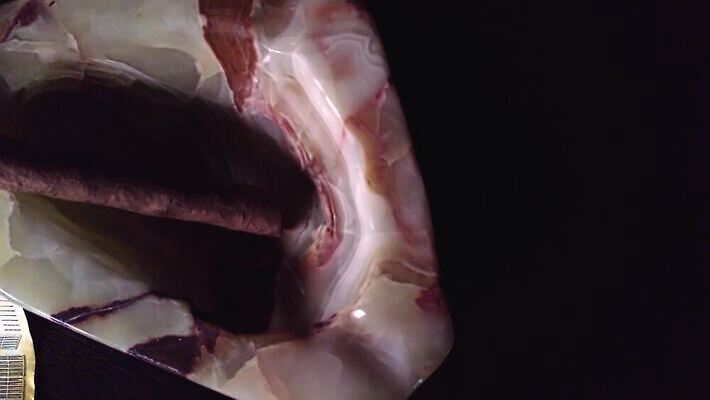 직업 손 종이 백그라운드 지폐 돈 비즈니스 성공 사람 정장 사람없음 금융 사무실 검은색 어둠 거래 저축 유로 잡기 악단 비즈니스맨 시장 재산 고급 구매 책상 주기 투자 만들기 결제 딜러 계산서 단검 월급 빚 마피아 부정부패 세금 카운트 4K MP4 해외동영상 클립영상 옷 남자 무기 음악 컬러 가구 컨셉 모션 신체부위 경제 쇼핑 직장인 검 동영상 파일형식