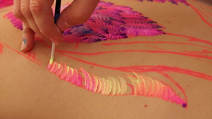 모델 여자 선 분홍색 컬러 포즈 신체 아이디어 기술 미술 두명 컬러풀 보라색 붓 작업실 혼합 피부 예술가 쇼 장면 화가 바디페인팅 방법 포트폴리오 4K MOV 해외동영상 클립영상 직업 컨셉 문화예술 사람 신체부위 동영상 파일형식