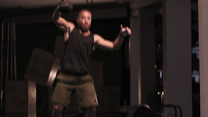 라이프스타일 남자 스포츠 운동화 신체 근육 실내 건강 관리 한명 성인 목재 상자 운동 점프 힘 장비 안개 연기 무게 가루 보디빌딩 보디빌더 연습 체육관 체조선수 근육질 역도 팔 무거움 복근 운동가 이두근 크로스핏 4K MOV 해외동영상 클립영상 나무 1 신발 재료 모션 날씨 운동선수 사람 내부 생활 신체부위 헬스 몸매 체조 동영상 파일형식