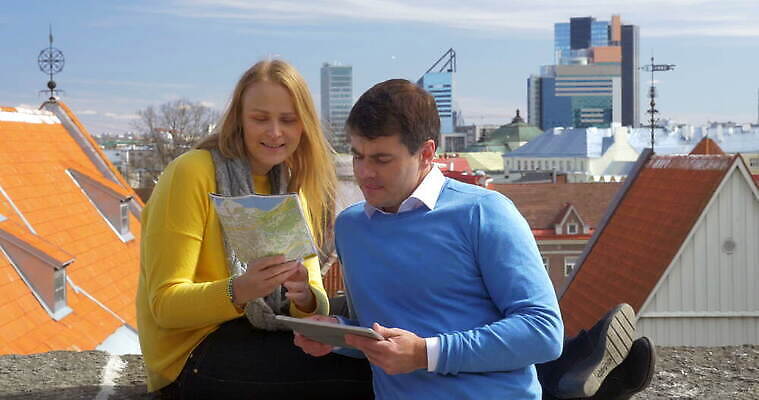 백인 커플 여자 남자 행복 유럽 지도 2 건축양식 가이드 가족 주택 파노라마 미소 사람 성인 야외 건물 전자제품 컴퓨터 도시풍경 태블릿 터치패드 알약 여행객 도시 4 휴대용 무선전화기 검색 발견 패드 에스토니아 터치스크린 4K MOV 해외동영상 클립영상 서양인 직업 건축물 건축 감정 나라 관계 촬영기법 표정 풍경 스마트기기 숫자 약 전화기 오브젝트 동영상 파일형식