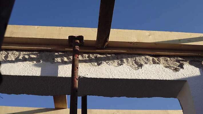 직업 산업 건축양식 하늘 지붕 부동산 노동자 주택 프레임 사람없음 야외 건물 목재 공구 업무 작업 못 엔지니어 재산 옥상 땅 목수 천장 목공예 잡동사니 조립 개발 건축업자 4K MP4 해외동영상 클립영상 나무 건축물 건축 재료 금융 도구 기술자 공예 동영상 파일형식