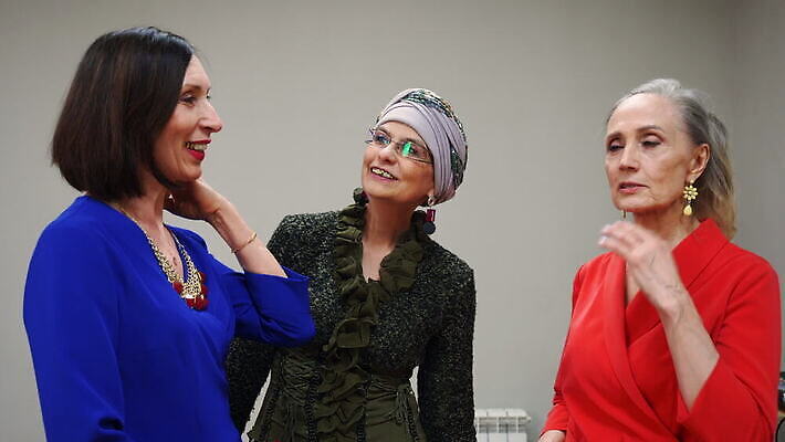 여자 노년 행복 할머니 회사 통신 함께함 3 말하기 이야기 대화 세명 친구 파티 우정 그룹 유머 우아함 60대 토론 은퇴 문제 손질 고립 옛날 조언 헬프 사교적 MOV 해외동영상 클립영상 감정 컨셉 비즈니스 관계 모션 사람 이벤트 성인 도움 동영상 파일형식