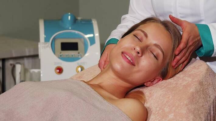 직업 라이프스타일 웰빙 여자 얼굴 휴식 스트레스 실내 건강 한명 미소 상점 스파 화목 화장품 기쁨 흰색 마사지 미용사 소중 고객 피부 마사지사 서비스 피부관리 긍정 목 테라피 순서 돌봄 안마사 업그레이드 치료사 4K MOV 해외동영상 클립영상 1 감정 컬러 컨셉 모션 표정 사람 내부 생활 신체부위 뷰티 동영상 파일형식