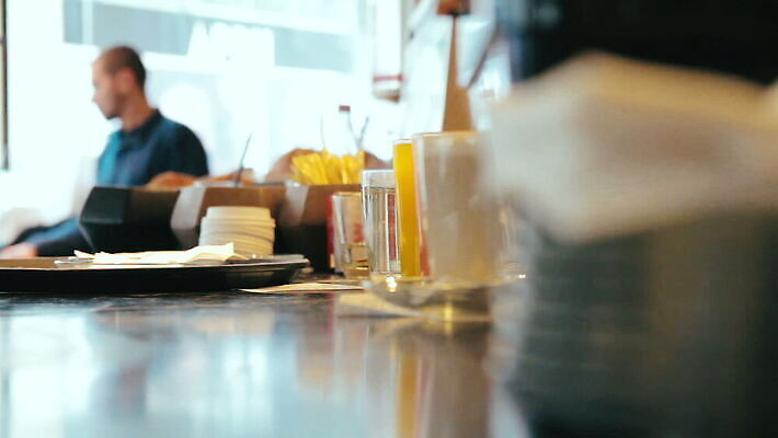 라이프스타일 손 여자 음료 오렌지 과일 유리 탁자 따뜻함 건강 사람 컵 물 노란색 파티 요식업 식당 어둠 주스 카페 머그컵 추위 신선 조끼 바 뜨거움 액체 닫기 차 달콤 더위 웨이트리스 계산대 상쾌 바쁨 서빙 망고 카페테리아 MOV 해외동영상 클립영상 자연요소 식기 감정 산업 컬러 가구 모션 재질 날씨 이벤트 생활 신체부위 상점 외투 맛 종업원 열대과일 동영상 파일형식