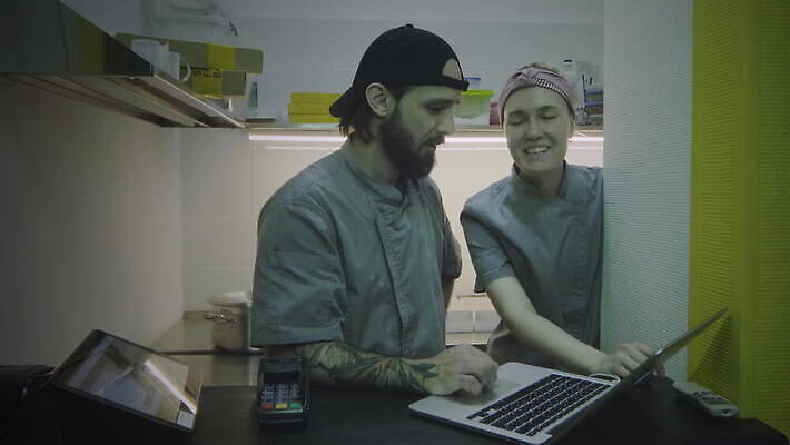 백인 직업 여자 산업 음식 유니폼 비즈니스 사업가 성공 직장 창조 대화 요리 한명 성인 두명 노트북 전자제품 주방 식당 요리사 기댐 앞치마 장비 조직 대표 명상 잔치 계산원 공예가 문제해결 배려 심각 맛있는 4K MOV 해외동영상 클립영상 서양인 1 옷 컨셉 회사 모션 말하기 사람 상점 동영상 파일형식