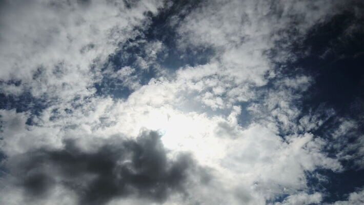 구름 컬러 백그라운드 자연 하늘 날씨 풍경 사람없음 야외 가로 여름 파란색 빛 햇빛 태양 우주 환경 흰색 전원 분위기 장면 천국 솜털 스카이라인 내추럴 오존 적란운 천창 유일 4K 타임랩스 MOV 해외동영상 클립영상 자연요소 계절 컨셉 촬영기법 전기에너지 생태계 동영상 파일형식 구름_자연