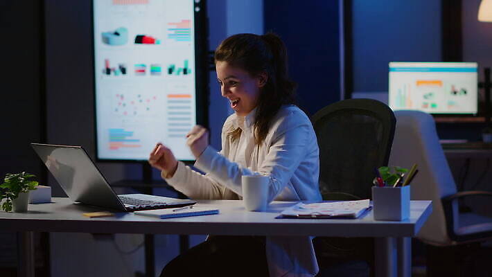 직업 응시 행복 비즈니스 사업가 통계 성공 직장 미소 앉기 사람없음 금융 경제 노트북 사무실 독서 스크린 최고 작업 비즈니스우먼 네트워크 뉴스 어플리케이션 결과 야간 종업원 확인 흥분 경영자 기회 긍정 업무과다 이익 야근 재택근무 경영 골 승인 승자 필승 4K MOV 해외동영상 클립영상 자연요소 시선 여자 감정 컨셉 회사 모션 표정 전자제품 우승 업무 직장인 리더 동영상 파일형식