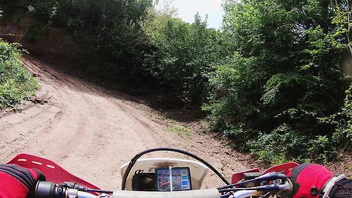 나무 손 도로 스포츠 여행 포즈 십자가 자국 하늘 산 야외 운동 자전거 점프 일몰 경쟁 자유 오토바이 바퀴 승차 헬멧 위험 속도 타이어 먼지 진흙 사이클링 모터 라이더 레이서 바이크레이서 선로 집회 1인칭시점 4K MP4 해외동영상 클립영상 식물 시선 길 컨셉 교통시설 모션 건강 신체부위 노을 바이크 보호장비 육상스포츠 동영상 파일형식