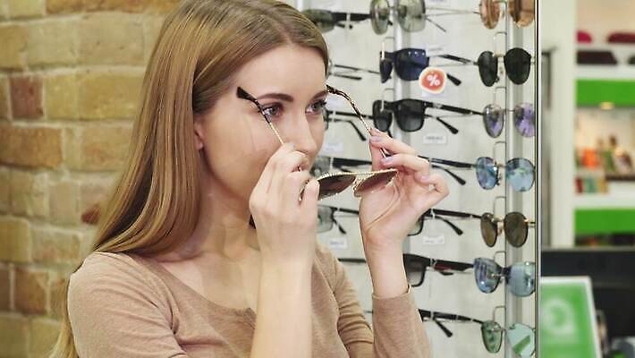 라이프스타일 디자인 여자 안경 종류 한명 성인 선글라스 유행 판매 세일 상점 화려 닫기 보호 구매 가격 쇼핑몰 고객 시력 비전 소매 돌봄 자외선 스타일 검안사 제의 4K MOV 해외동영상 클립영상 직업 1 잡화 컨셉 모션 사람 생활 쇼핑 동영상 파일형식 안경사