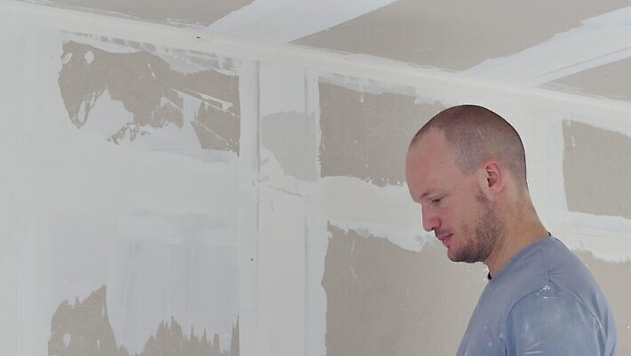 직업 남자 산업 벽 노동자 아파트 주택 기술 사람 사람없음 내부 건물 방 공구 나사 기술자 드라이버 수리 널 승무원 서비스 천장 판지 건축업자 계약자 미장 복원 석고 업그레이드 재주꾼 4K MP4 해외동영상 클립영상 건축물 건축 도구 계약 동영상 파일형식