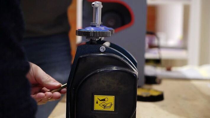 백인 직업 손 디자인 산업 장신구 공장 불 불꽃 노동자 기술 관리 창조 빛 금속 장비 공구 반지 잡기 업무 작업실 황금 고급 수리 제조 은색 상품 보석 만들기 다이아몬드 고정 닦기 판화 공예가 백금 MOV 해외동영상 클립영상 자연요소 서양인 컬러 컨셉 공업 모션 재질 미술 신체부위 도구 작업 광석 동영상 파일형식