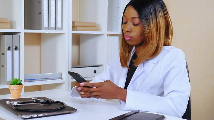 직업 흑인 인터넷 통신 청진기 성공 모바일 직장 건강 병원 한명 미소 사람 스마트폰 핸드폰 약 스크린 터치 의사 코트 메시지 어플리케이션 스마트 나눔 보험 돌봄 소셜 채팅 치료사 셀룰러 4G 4K MOV 해외동영상 클립영상 서양인 1 컨셉 회사 의학 의료기기 모션 표정 IT 전자제품 스마트기기 외투 의료진 동영상 파일형식