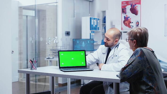 직업 여자 인터넷 건강 병원 사람 초록색 컴퓨터 약 스크린 모니터 공백 고통 시험 환자 의사 토론 직원 컨설턴트 상담 쇼 고립 교체 돌봄 목업 카피스페이스 크로마키 비어있는 4K MOV 해외동영상 클립영상 교육 감정 컬러 의학 모션 전자제품 의료진 전문직 동영상 파일형식