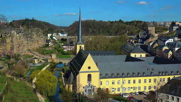 종교 여행 건축양식 자연 하늘 주택 사람없음 야외 건물 관광지 교회 고요 역사 지역 커뮤니티 첨탑 연립주택 구시가지 룩셈부르크 수녀원 4K 락다운 MOV 해외동영상 클립영상 건축물 건축 종교건축 탑 생태계 동영상 서유럽 파일형식