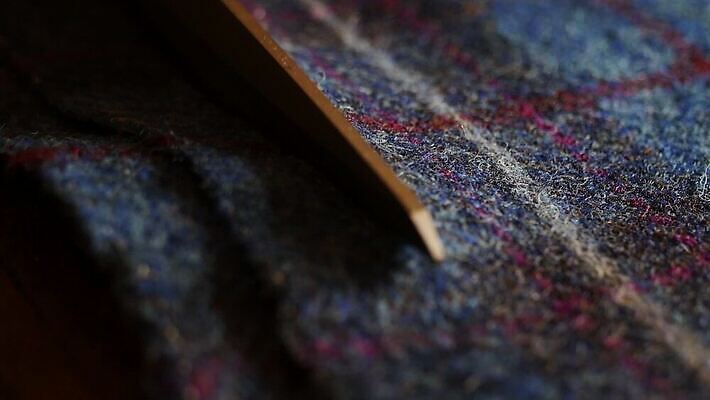 직업 라이프스타일 디자인 드레스 옷 남자 벽 포즈 신랑 백그라운드 셔츠 비즈니스 추상 흑백 실내 한명 정장 턱시도 파란색 섹시 유행 검은색 재킷 클래식 고급 우아함 제조 주머니 바느질 천 재단 스타일 MP4 해외동영상 클립영상 1 컬러 결혼 컨셉 상의 무늬 촬영기법 사람 내부 생활 외투 직물 동영상 파일형식