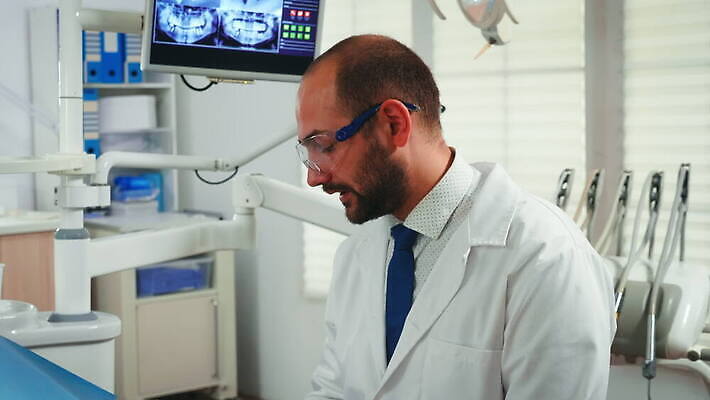 직업 응시 컨셉 유니폼 건강 치과 병원 말하기 설명 치료 약 장비 의사 자신감 입 발표 닫기 치아 부식 치과의사 틀니 치아교정 살균 뉴노멀 4K 구강학 MOV 해외동영상 클립영상 시선 옷 감정 의학 모션 신체부위 경제 의료진 소화기관 교정 동영상 파일형식