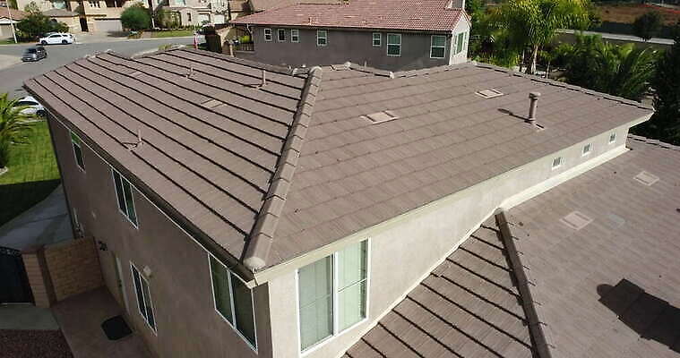 산업 하늘 지붕 부동산 주택 안테나 한명 야외 건물 땅 타일 기중기 항공촬영 대패 드론 측량사 4K MOV 해외동영상 클립영상 직업 1 건축물 뷰포인트 통신 사람 중장비 재산 동영상 파일형식