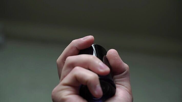 백인 손 남자 비즈니스 사람 성인 화장품 기쁨 비즈니스맨 고급 우아함 향수 향기 아로마 향 데오드란트 세련 MOV 해외동영상 클립영상 서양인 감정 컨셉 신체부위 뷰티 직장인 냄새 동영상 파일형식