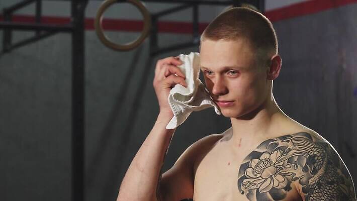 모양 라이프스타일 웰빙 남자 음료 스포츠 운동화 십자가 신체 다이어트 휴식 건강 한명 사람 물 운동 힘 기쁨 수분 보디빌딩 보디빌더 연습 체육관 근육질 긍정 운동가 치유 크로스핏 자극 4K MOV 해외동영상 클립영상 자연요소 1 감정 신발 컨셉 근육 생활 헬스 몸매 동영상 파일형식