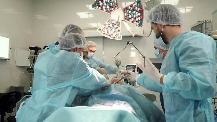 백인 직업 옷 여자 남자 장갑 유니폼 설계 기술 병원 관리 사람 여러명 성인 치료 약 방 장비 환자 간호사 도구 긴급 자신감 수술 기술자 닫기 보호 극장 외과 순서 치료제 살균 제공자 4K MOV 해외동영상 클립영상 서양인 잡화 감정 다수 컨셉 의학 모션 의료진 동영상 파일형식