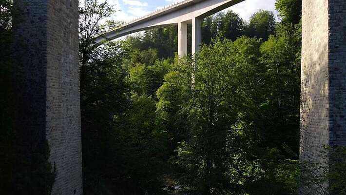 나무 산업 도로 교통수단 여행 백그라운드 건축양식 자동차 자연 하늘 산 안테나 풍경 사람없음 야외 초록색 마을 금속 골짜기 계곡 봄 시골 기둥 고속도로 숲 짐차 구름다리 굴곡 넘어짐 드론 랜드마크 루트 방법 지원 철강 콘크리트 4K MP4 해외동영상 클립영상 식물 계절 건축 길 육상교통 컬러 교통 통신 교통시설 모션 재질 다리 생태계 동영상 가교 파일형식
