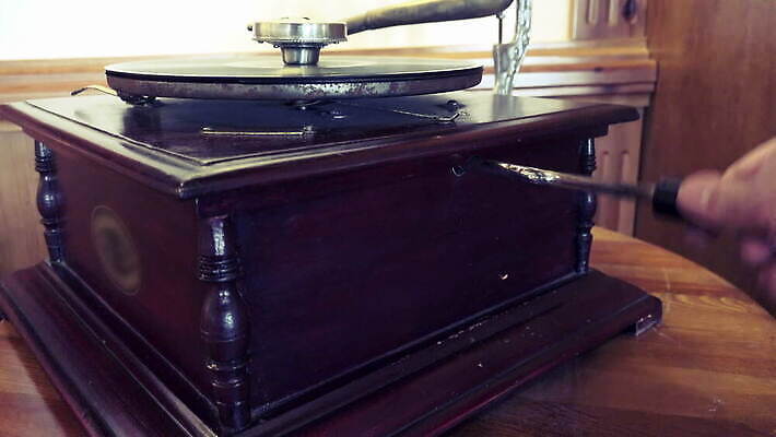 디자인 음악 백그라운드 놀이 손잡이 미술 사람없음 목재 상자 금속 확성기 소리 듣기 장비 수확 골동품 기구 춤 역사 시장 클래식 향수 오브젝트 복고 오디오 축음기 비닐 턴테이블 고물 구식 깔대기 되감기 옛날 조작 플레이어 스타일 4K MOV 해외동영상 클립영상 나무 음향기기 컨셉 농업 재료 모션 재질 문화예술 전자제품 화장품 동영상 파일형식