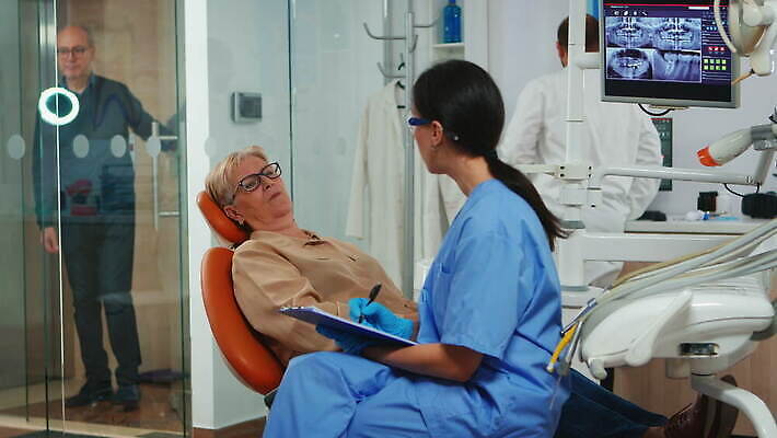 여자 치과 병원 대화 여러명 치료 장비 환자 의사 치아 치과의사 예방 4K MOV 해외동영상 클립영상 다수 의학 말하기 사람 의료진 소화기관 동영상 파일형식