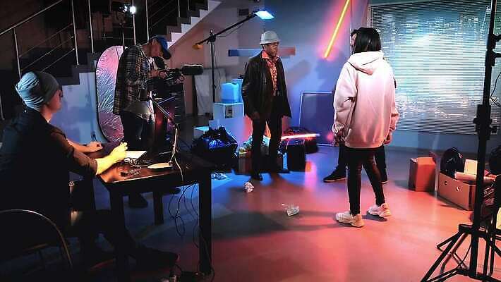 직업 캐릭터 실내 여러명 장식 빛 세트 장비 총 배우 발사 승무원 필름 영화 상업 장면 다인종 동영상 책임자 반사경 프로듀서 4K MOV 해외동영상 슬로모션 클립영상 무기 다수 문화예술 촬영기법 사람 인종 내부 연예인 파일형식