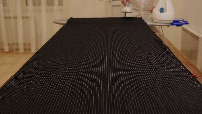 템플릿 라이프스타일 손 디자인 드레스 옷 종이 패턴 비즈니스 가정 주택 한명 정장 기계 방 장비 도구 공구 직물 업무 실 수증기 디자이너 자르기 철 측정 분필 질감 언론 실타래 얼레 재단 재단사 다리미질 핸드메이드 4K MP4 해외동영상 클립영상 직업 1 무늬 모션 사람 건물 생활 신체부위 작업 초크 동영상 파일형식