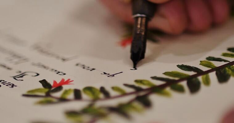 전통 손 디자인 노년 종이 백그라운드 컨셉 비즈니스 캘리그라피 텍스트 통신 탁자 아이디어 미술 한명 앉기 책 펜 공책 어둠 골동품 기록 업무 메시지 클래식 잡지 스케치 은퇴 편지 작가 책상 문서 복고 페이지 시트 서명 그런지 배려 블러 세피아 옛날 원고 편지쓰기 필기체 4K MP4 해외동영상 클립영상 직업 문자 1 가구 모션 문화예술 문구용품 촬영기법 사람 성인 신체부위 간행물 필기구 작업 동영상 파일형식