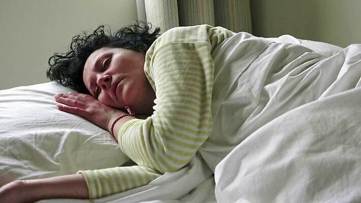 백인 1 라이프스타일 여자 행복 얼굴 베개 호텔 아침 휴식 주택 건강 사람 뷰티 침실 꿈 방 흰색 침대 잠 거짓말 취침시간 혼자 4K HD MP4 해외동영상 클립영상 주간 서양인 감정 컬러 가구 컨셉 침구 숙소 건물 생활 신체부위 동영상 파일형식