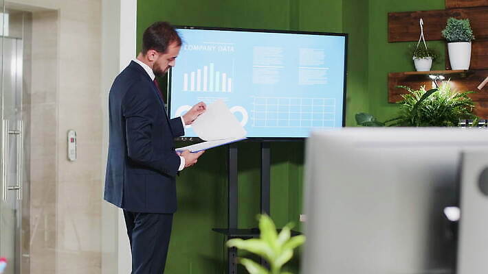 직업 남자 비즈니스 사업가 통신 통계 성공 그래프 직장 실내 서기 금융 컴퓨터 사무실 스크린 텔레비전 자료 계산기 정보 업무 작업 바 비즈니스맨 계획 큼 토론 책상 분석 보고서 문서 투자 활기 회계 경영 마케팅 서류판 수입 예산 4K MOV 해외동영상 클립영상 가구 컨셉 회사 모션 문구용품 사람 내부 경제 전자제품 사무용품 장비 직장인 크기 동영상 파일형식