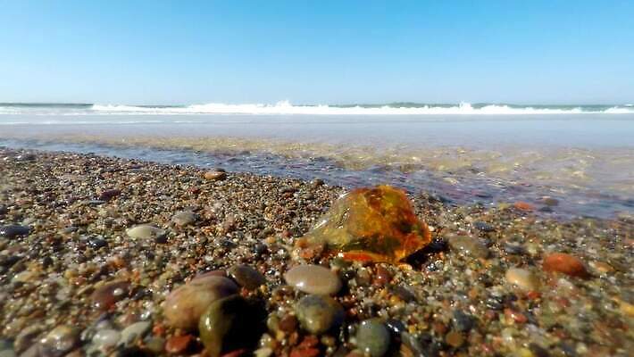 컬러 오렌지 자연 하늘 선물 사람없음 치료 물 파란색 빛 컬러풀 노란색 유행 소리 조약돌 바위 투명 서핑 매끈함 큼 신비 천 소중 발굴 부드러움 화석 내추럴 발트해 옛날 지질학 4K MP4 해외동영상 클립영상 자연요소 교육 바다 컨셉 과일 의학 북유럽 돌 직물 수상스포츠 감각 크기 생태계 동영상 파일형식