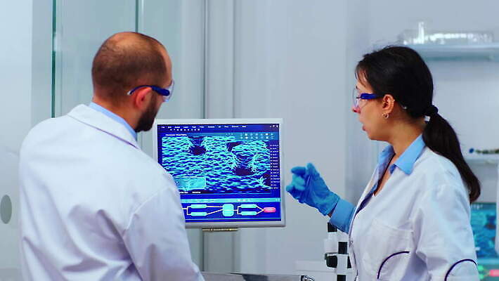 직업 과학 건강 현미경 실험 사람없음 치료 약 검은색 장비 간호사 의사 그룹 엔지니어 실험실 바이러스 보호 질병 생명공학 연구원 과학자 분석 직원 생물학 하이테크 미생물 혁명 개발 백신 전염병 화학자 코로나바이러스 4K MOV 해외동영상 클립영상 교육 컬러 컨셉 의학 생물 기술 실험기구 의료진 기술자 동영상 학자 파일형식