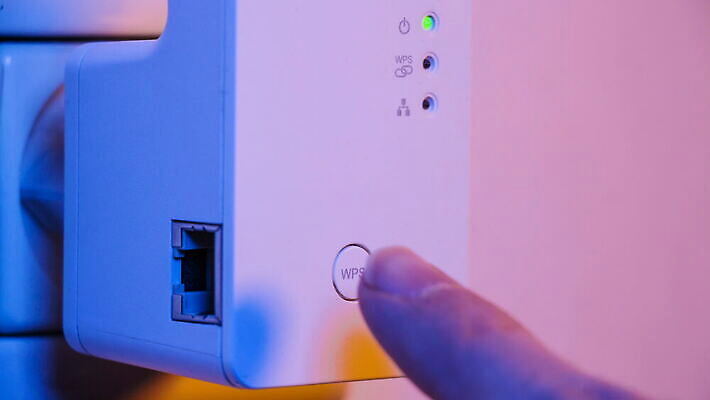 남자 인터넷 통신 손가락 사람 초록색 빛 자료 네트워크 고리 닫기 콘센트 전기에너지 지시 연결 접속 무선전화기 속도 신호 와이파이 언론 온라인 모뎀 방화벽 서버 네트워킹 4K 깜빡이다 MOV 해외동영상 클립영상 손 컬러 모션 에너지 전화기 무선인터넷 동영상 파일형식