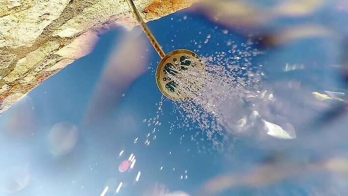 백그라운드 모션 하늘 추상 건강 사람없음 물 파란색 달리기 머리 스파 목욕 젖음 흐름 추위 욕실 흰색 물방울 신선 뜨거움 개울 떨어짐 빨래 분무기 제트기 느림 고립 노즐 방수 샤워실 위생관리 MOV 해외동영상 슬로모션 클립영상 자연요소 컬러 컨셉 가사 무늬 비행기 촬영기법 관리 신체부위 강 청결 동영상 샤워시설 파일형식