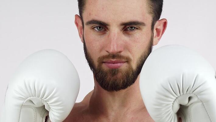 스포츠 포즈 장갑 운동화 신체 건강 한명 미소 섹시 힘 권투 에너지 권투글러브 펀치 보호 결심 체육관 싸움 근육질 고립 골 공격적 바디케어 운동가 킥복싱 힘찬 자극 4K MOV 해외동영상 클립영상 1 잡화 신발 컨셉 모션 근육 표정 사람 격투기 글러브 몸매 동영상 파일형식