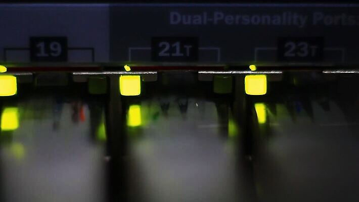 공공시설 산업 과학 백그라운드 인터넷 비즈니스 통신 기술 사람없음 파란색 컴퓨터 디지털 자료 방 장비 운전 정보 그물 네트워크 센터 연결 배열 서비스 보안 시스템 수납 스위치 주인 데이터베이스 방화벽 서버 신발장 줄서기 지원 터미널 하드웨어 네트워킹 MOV 해외동영상 클립영상 컬러 모션 안전 전자제품 시설 동영상 파일형식