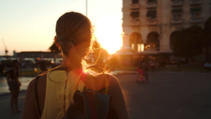 라이프스타일 여자 행복 안경 가방 휴가 불꽃 거리 미소 사람 야외 쇼핑 선글라스 세일 일몰 산책 구매 저녁 어깨 만족 흥분 회전 쇼퍼홀릭 MOV 해외동영상 클립영상 잡화 감정 불 휴식 표정 생활 신체부위 노을 야간 동영상 파일형식