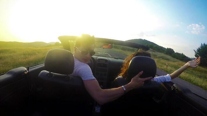 라이프스타일 커플 여자 행복 도로 여행 자동차 휴가 갈색머리 사람 사람없음 야외 친구 햇빛 태양 파티 일몰 기쁨 꿈 운전 운전사 고급 오픈카 자동 4K MP4 해외동영상 클립영상 자연요소 직업 헤어스타일 감정 길 육상교통 컨셉 관계 교통시설 모션 승용차 이벤트 생활 노을 동영상 파일형식