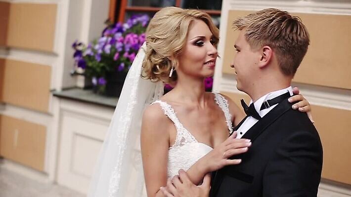 백인 커플 드레스 여자 남자 물결 신랑 결혼 신혼부부 포옹 결혼식 나비넥타이 키스 사랑 정장 야외 두명 금발 걷기 귀여움 맑음 검은색 산책 흰색 베일 MOV 해외동영상 슬로모션 클립영상 서양인 헤어스타일 부부 옷 감정 컬러 컨셉 관계 안기 모션 넥타이 날씨 휴식 촬영기법 사람 이벤트 애정표현 신혼 동영상 파일형식