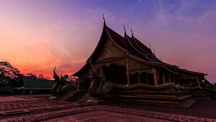 전통 아시아 종교 문화 여행 불교 건축양식 모션 태국 하늘 동양인 사람없음 건물 장식 빛 컬러풀 햇빛 태양 조각상 교회 평화 일출 탑 새벽 사찰 뱀 황금 신성 수도원 랜드마크 숭배 옛날 인기 4K 타임랩스 MP4 해외동영상 클립영상 자연요소 건축물 건축 나라 컬러 컨셉 종교건축 파충류 촬영기법 인종 조형물 노을 동영상 파일형식