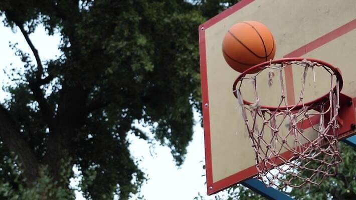 나무 공원 스포츠 밭 오렌지 공 놀이 농구 그림자 사람없음 빨간색 바구니 힘 경쟁 금지 게임 도시 최고 그물 던지기 가장자리 닫기 목표 정상 그늘 테두리 긍정 부름 느림 때리기 법정 튕기기 비어있는 MP4 해외동영상 클립영상 식물 공공시설 컬러 컨셉 농업 과일 모션 구기 둘레 동영상 파일형식