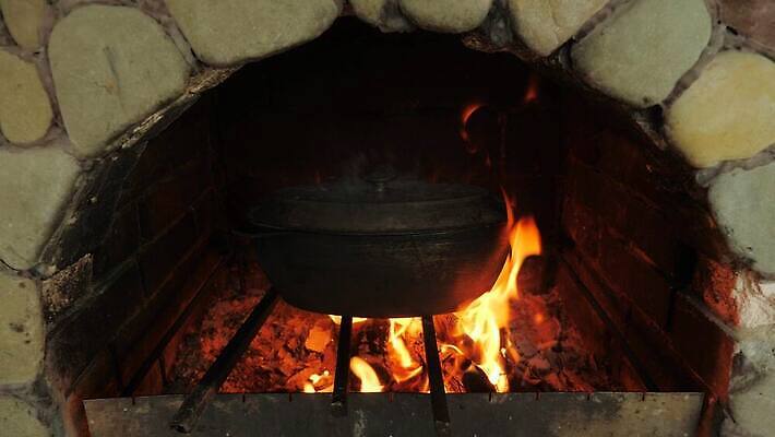 접시 음식 여행 백그라운드 컨셉 자연 불 불꽃 벽돌 건강 요리 사람없음 야외 여름 소풍 식당 정원 시골 오븐 냄비 바비큐 난로 먹기 준비 유기농 복고 함선 내추럴 뒤뜰 4K MOV 해외동영상 클립영상 자연요소 식기 웰빙 계절 배_교통 모션 야외활동 상점 가전제품 솥 난방기 생태계 동영상 파일형식